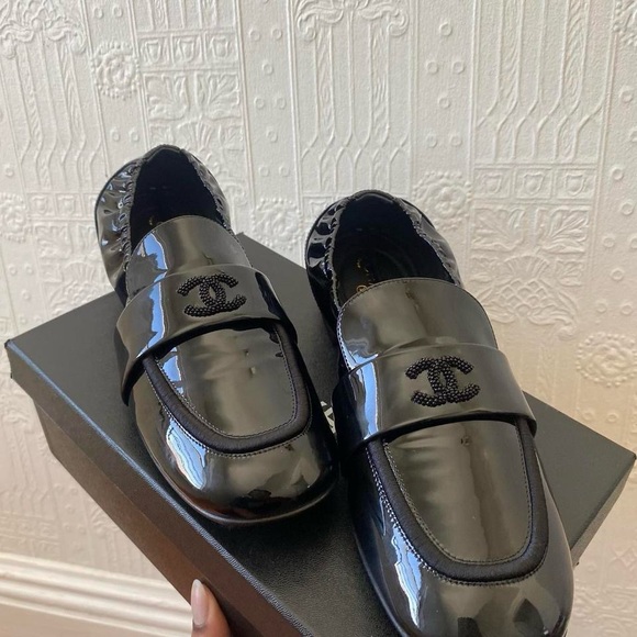 CHANEL 2019 Patent Calfskin Leather Interlocking CC Moccasin Scrunch Loafer - Picture 2 of 8